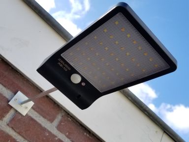 zeuss-xe-10-led-lamp-met-zonnepaneel