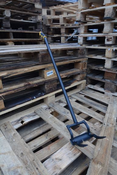 roughneck-pallet-buster