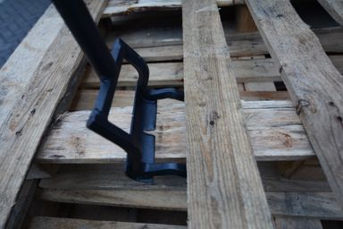 roughneck-pallet-buster