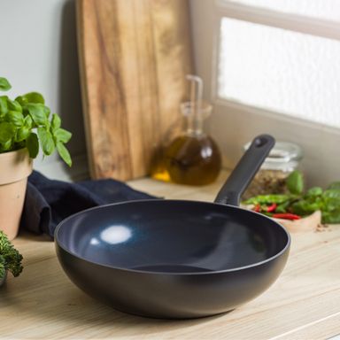 cc003603-001-bk-cookware-blue-label-induction-wok-28-cm-product-5