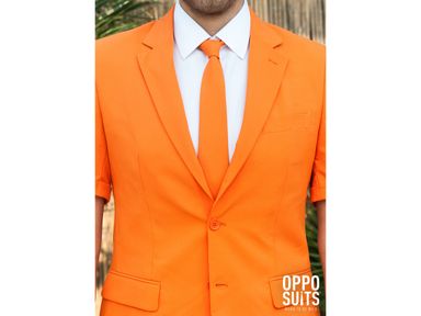 pomaranczowy-garnitur-opposuits-krotki-meski