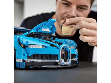 lego-technic-bugatti-chiron-sportwagen-modelauto