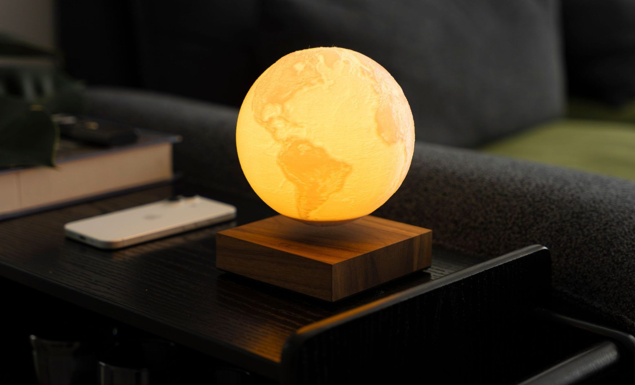 Lampe « Globe terrestre flottant », Noyer