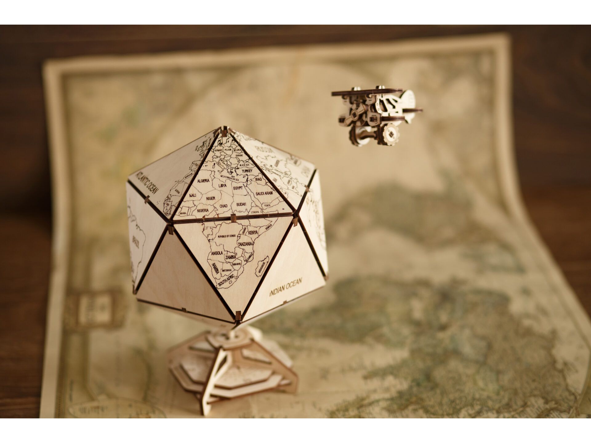 eco-wood-art-icosaedrische-globe-modelbouw