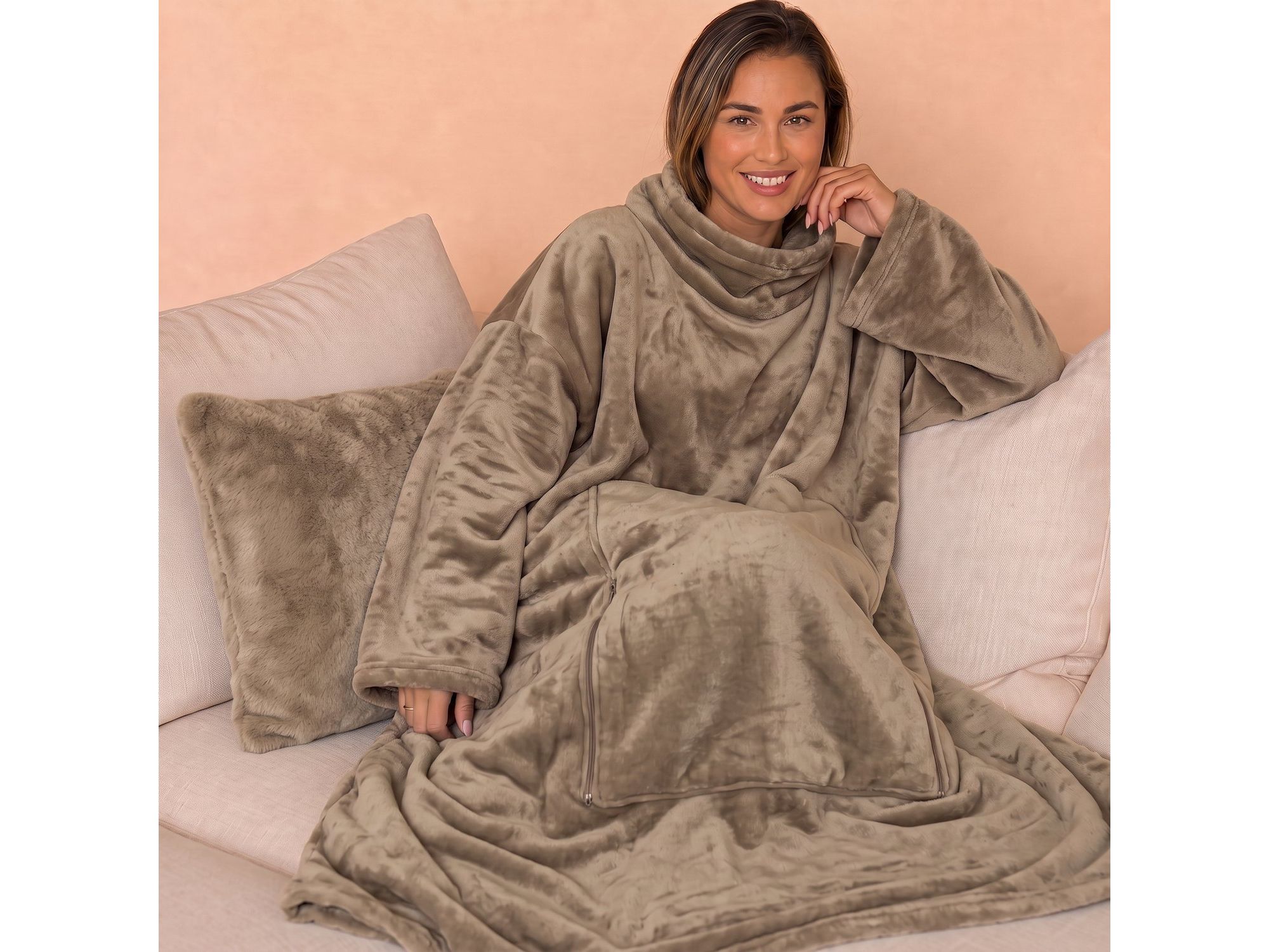 unique-living-deken-met-mouwen-kussen-200x150-taupe-product-2