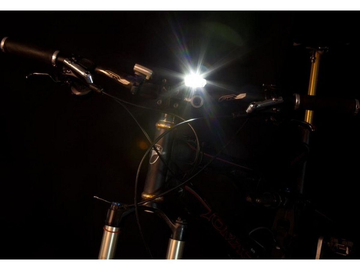 oswietlenie-rowerowe-z-czujnikiem-perel