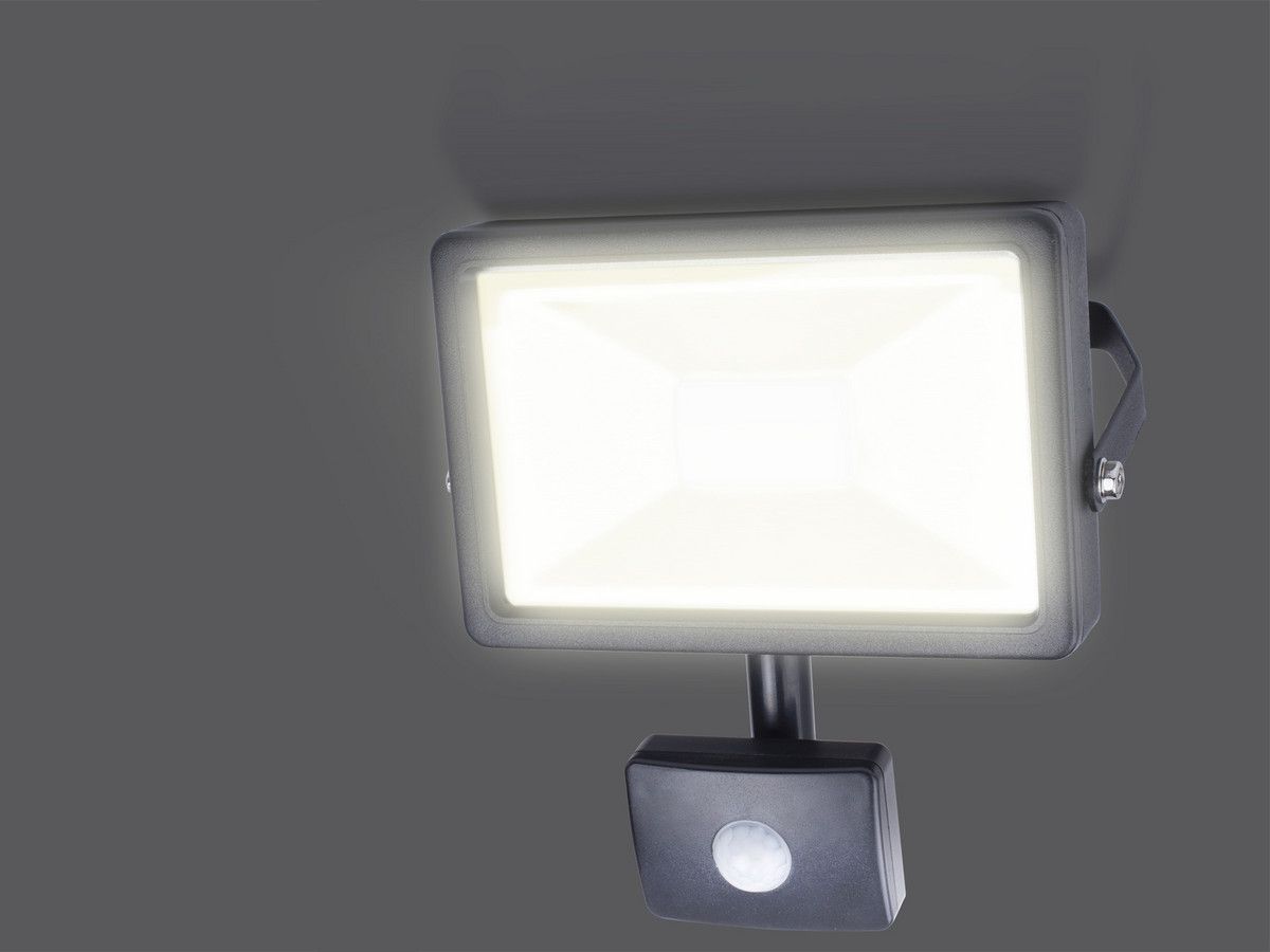 2x-lampa-led-z-czujnikiem-smartwares-20-w
