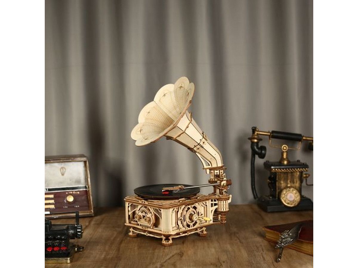 model-rokr-classical-gramophone